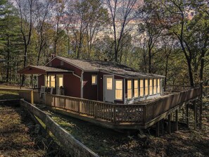 Exterior - Find Your Perfect Escape at Red Oak Cabin (Glouster)
