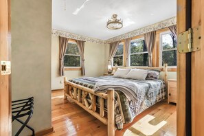 Free WiFi, bed sheets - Find Your Perfect Escape at Red Oak Cabin (Glouster)