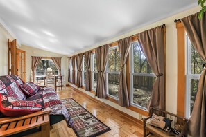 Living area - Find Your Perfect Escape at Red Oak Cabin (Glouster)