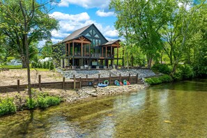 Exterior - Townsend Riverfront Cabin Stay・Hot Tub・Pool Table (Townsend)
