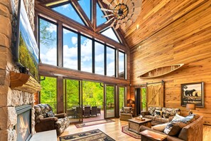 Televisión, chimenea, reproductor de DVD y oficina