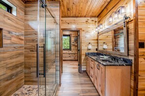 Shower, hair dryer, towels, shampoo - Townsend Riverfront Cabin Stay・Hot Tub・Pool Table (Townsend)