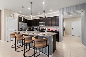 Frigorífic, microones, forn i placa de cuina 