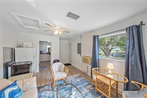 New Listing! Coconut Corner 3 Min From Beach