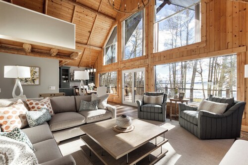 Lake House Retreat 20 Mins to Yellowstone w/ Hot Tub and Game Room