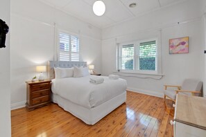 Room - Peter Cottage | CBD Location, Bright & Homely (Wagga Wagga)