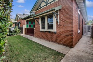 Exterior - Peter Cottage | CBD Location, Bright & Homely (Wagga Wagga)
