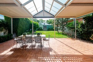 Outdoor dining - Peter Cottage | CBD Location, Bright & Homely (Wagga Wagga)