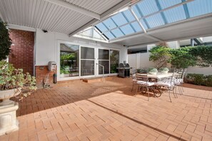 Outdoor dining - Peter Cottage | CBD Location, Bright & Homely (Wagga Wagga)