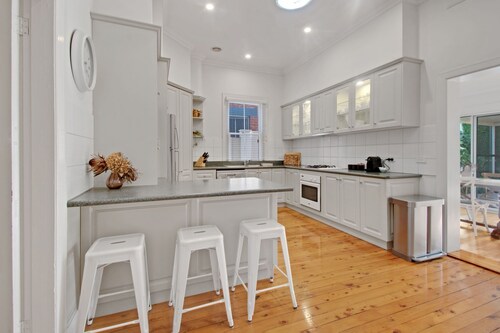 Peter Cottage | CBD Location, Bright & Homely