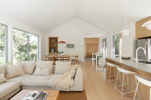 Una Smart TV, una chimenea
