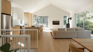 Una cocina moderna con comedor, un ventanal grande y una zona de estar acogedora.