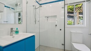 Shower, hair dryer, towels - Birds Nest in Katoomba (Katoomba)