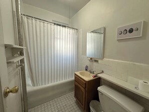 Bathroom - Spacious Fort Greene 1-Bed (Brooklyn)