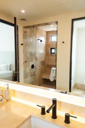 Shower, hair dryer - Luxury Stay in Diamante (Cabo San Lucas)