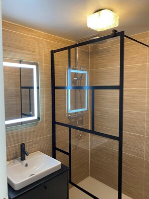 Douche, sèche-cheveux, serviettes fournies, savon