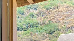 A view from a window overlooking a hillside with buildings. - MAISON GERMÈS - CENTRAL & STANDING, parking nearby, bed linen included (Bagnères-de-Luchon)