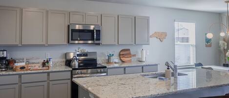 電子レンジ、オーブン、コンロ、食器洗い機