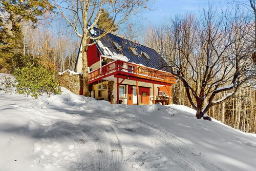 Tranquil apartment w/ mountain views, pond, patio, a/c, kitchenette