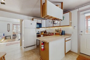 Een koelkast, een microgolfoven, een vaatwasser