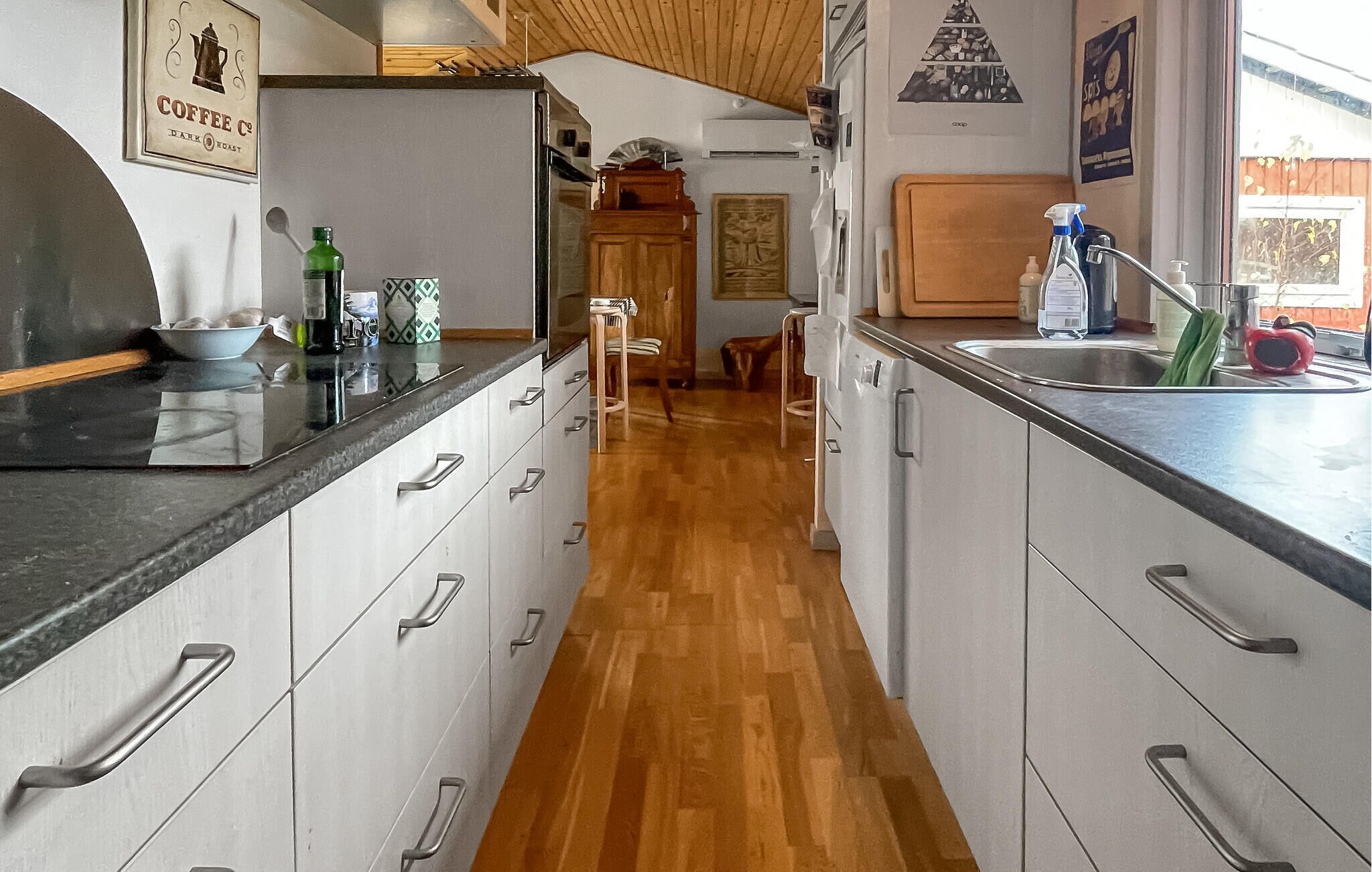 Refrigerador, lavavajillas, cafetera y tetera y utensilios de cocina 