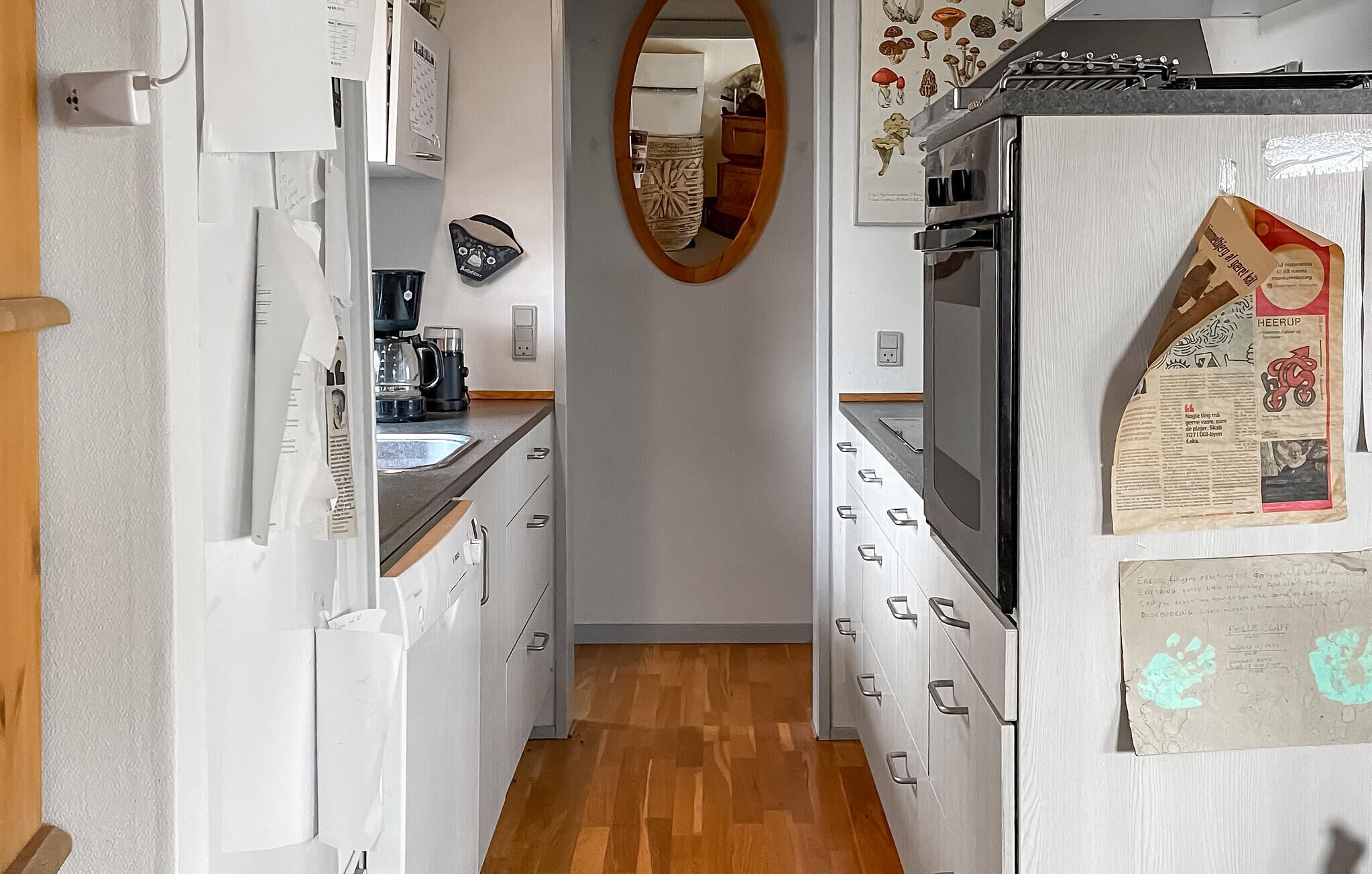 Refrigerador, lavavajillas, cafetera y tetera y utensilios de cocina 