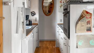 Refrigerador, lavavajillas, cafetera y tetera y utensilios de cocina