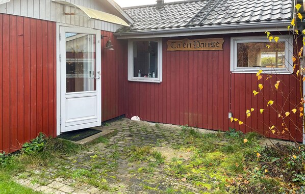 A red wooden building with a sign reading "Taenhaus".