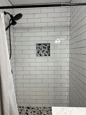 Ducha, secador de pelo, toallas y jabón