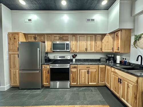Historic Downtown Suite — Steps from Dining & Shopping