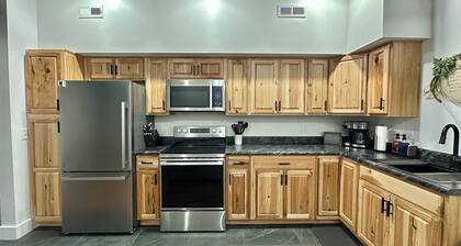 Historic Downtown Suite — Steps from Dining & Shopping