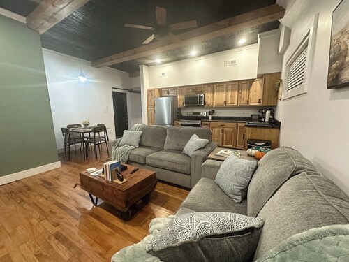 Historic Downtown Suite — Steps from Dining & Shopping