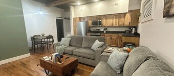 Historic Downtown Suite — Steps from Dining & Shopping