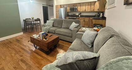 Historic Downtown Suite â Steps from Dining & Shopping