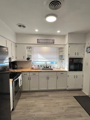 Private kitchen - Serene 2-bedroom house with AC in charming Venice- 10 MIN TO BEACHES, SHOPPING (Venice)