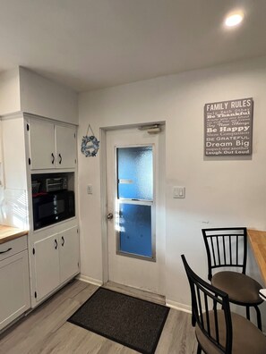 Interior - Serene 2-bedroom house with AC in charming Venice- 10 MIN TO BEACHES, SHOPPING (Venice)