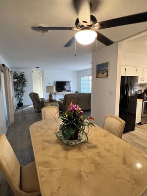 Dining - Serene 2-bedroom house with AC in charming Venice- 10 MIN TO BEACHES, SHOPPING (Venice)
