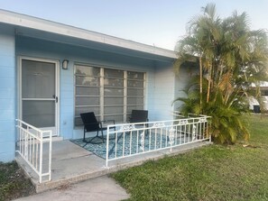 Exterior - Serene 2-bedroom house with AC in charming Venice- 10 MIN TO BEACHES, SHOPPING (Venice)