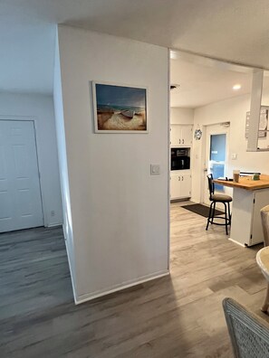 Interior - Serene 2-bedroom house with AC in charming Venice- 10 MIN TO BEACHES, SHOPPING (Venice)