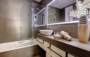 Shower - Nice home in Estepona with private swimming pool, can be inside or outside (Estepona)
