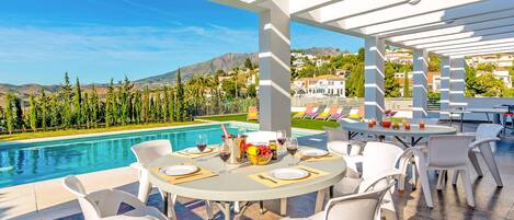 屋外ダイニングエリア