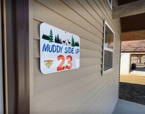 Exterior detail - MUDDY SIDE UP - 23 (Attica)