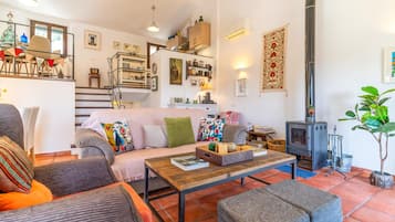 Smart TV, fireplace