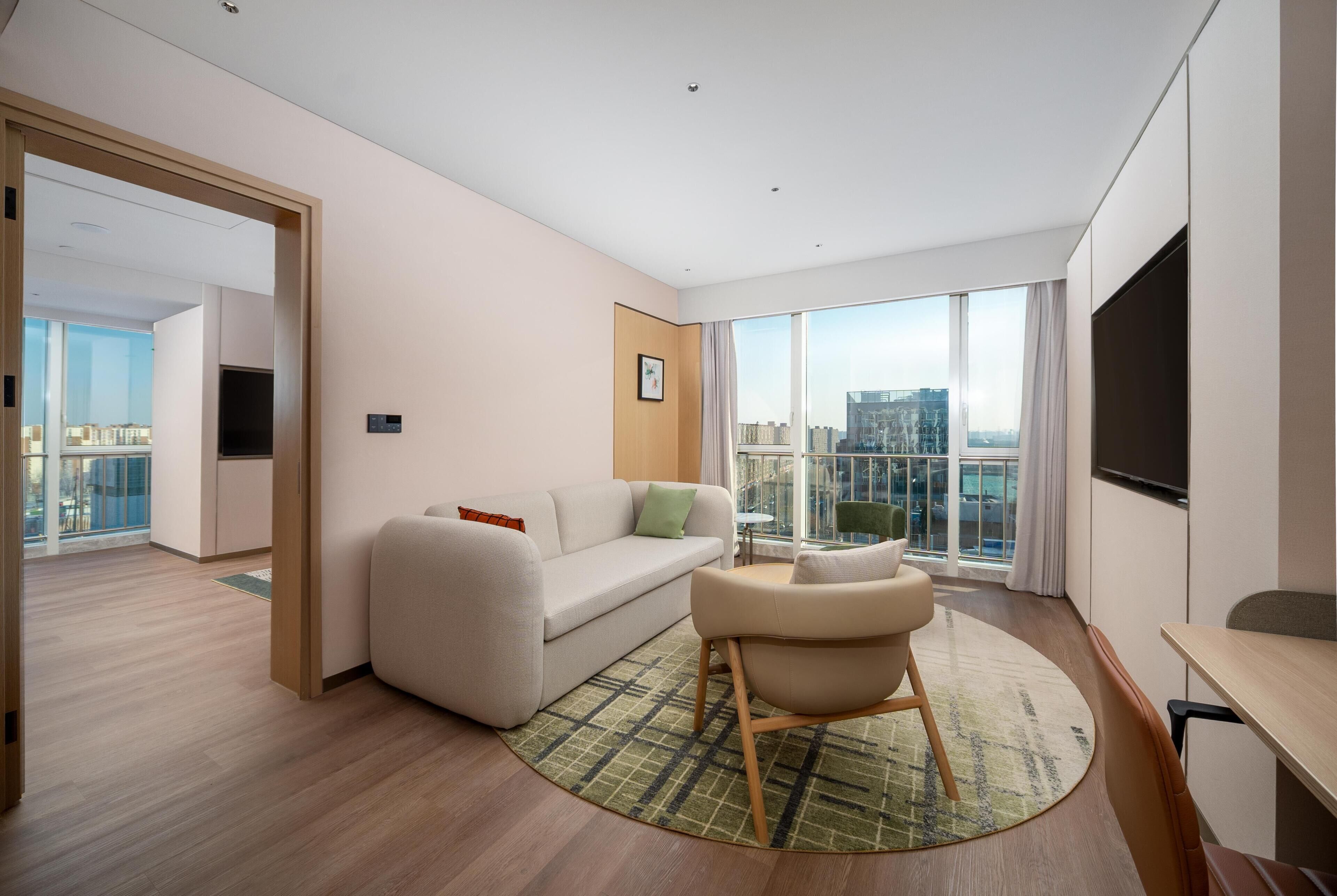 Phòng Suite Deluxe, 1 giường cỡ king | Khu phòng khách | TV 