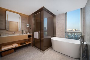 Phòng Suite Deluxe, 1 giường cỡ king | Phòng tắm | Đồ dùng nhà tắm miễn phí, máy sấy tóc, dép đi trong nhà
