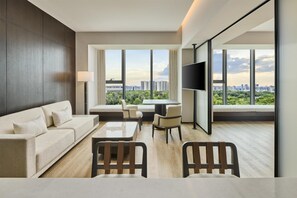 Suite, 1 Tempat Tidur King, pemandangan kebun | Area keluarga | TV LCD