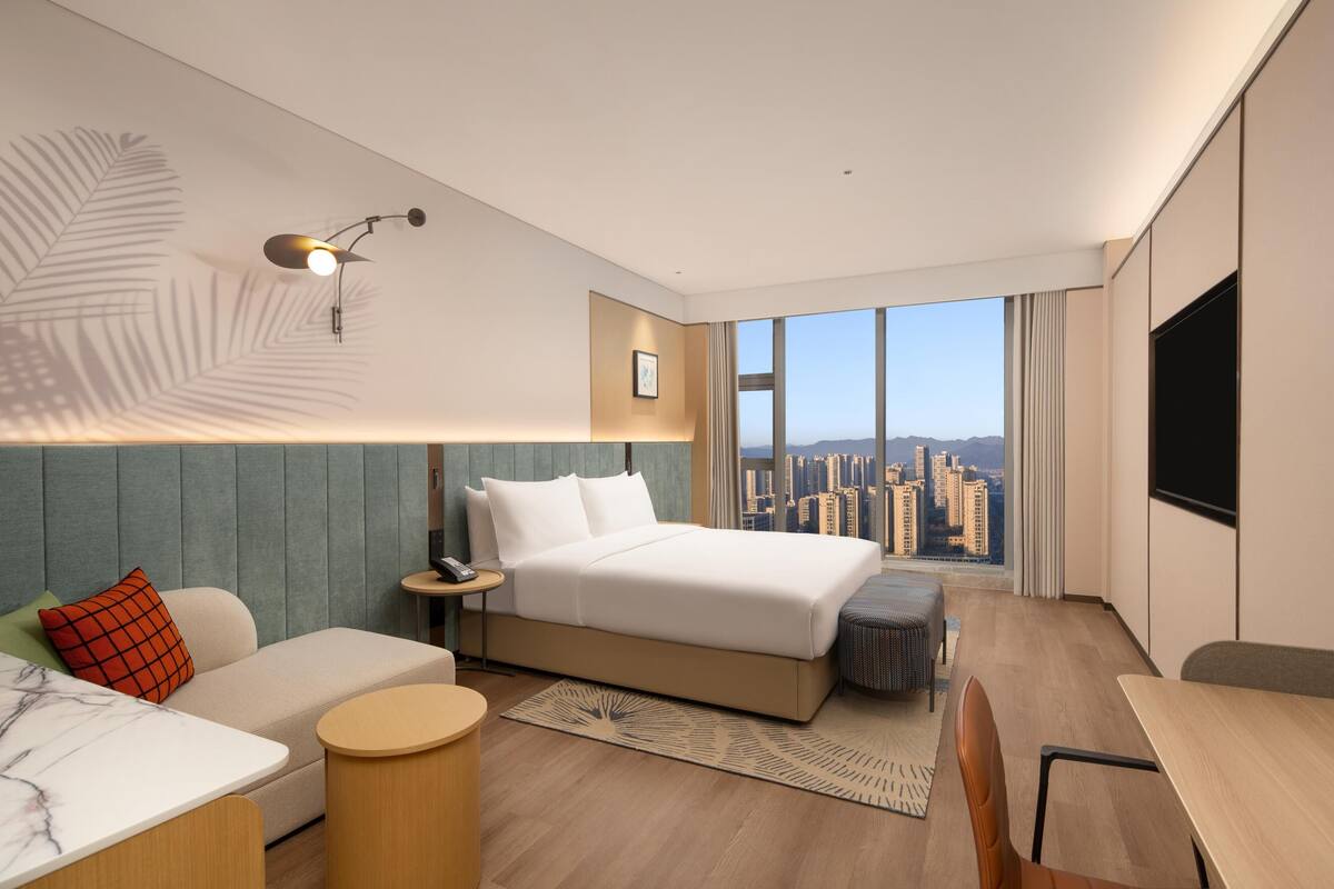 Seprai premium, selimut bulu angsa, minibar gratis, dan meja kerja