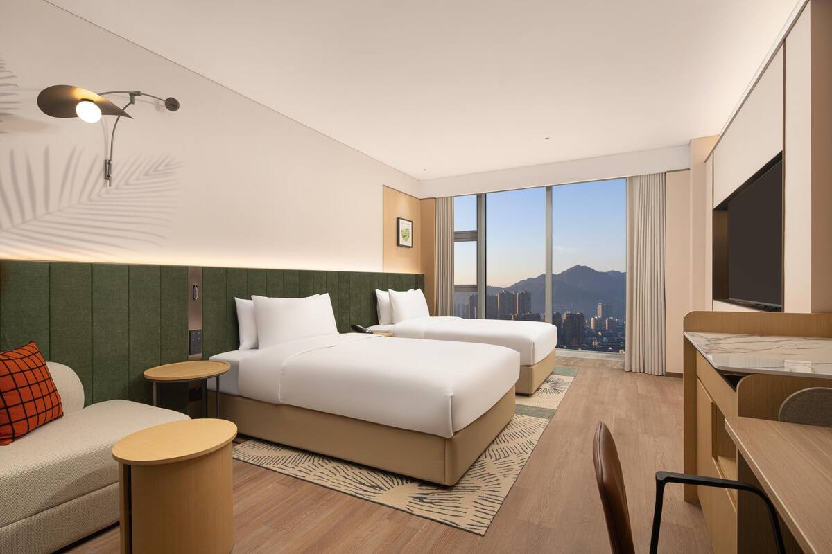 Seprai premium, selimut bulu angsa, minibar gratis, dan meja kerja