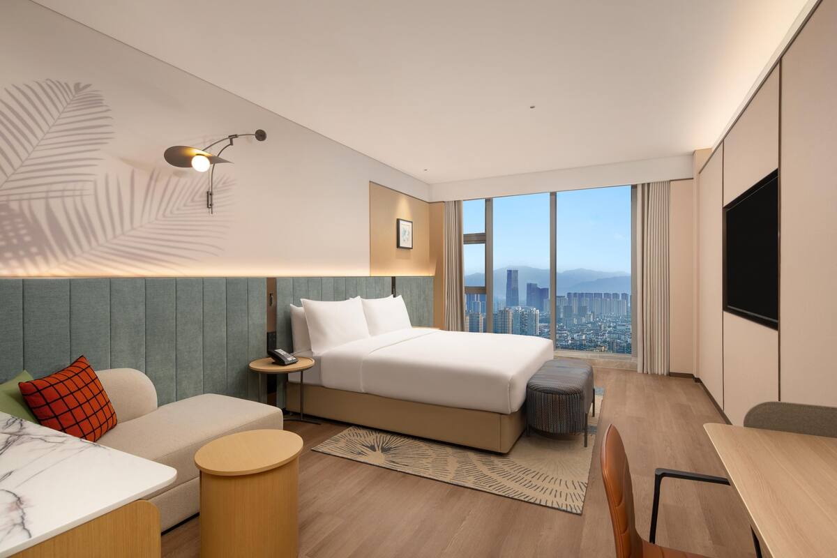 Seprai premium, selimut bulu angsa, minibar gratis, dan meja kerja