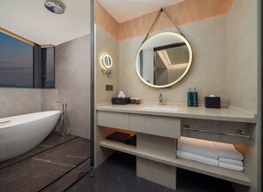 Room, 1 King Bed, River View (Guest) | Bathroom - Doubletree By Hilton Zhangzhou (Zhangzhou)